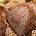 とんかつ かつせい - 中心が薄っすら赤身のヒレかつ。柔らかく甘味・旨味共濃厚です。