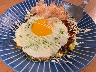 Teppan Sakaba Sampachi - 大阪のお好み焼きトッピング卵付き