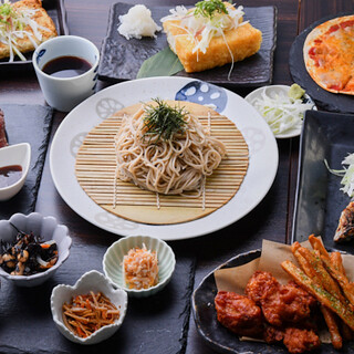 以时令菜肴和荞麦面为特色的无限畅饮套餐5,500日元起。