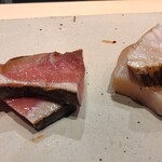 すしやのたい悟 - 左・めじ鮪炙り　右・さわら燻製炙り