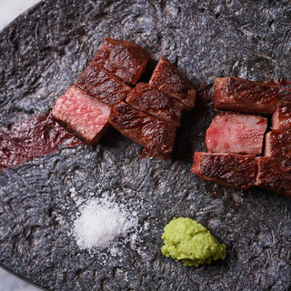 厳選された黒毛和牛、上質なサーロインステーキをご提供