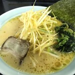 Banrai tei - 豚骨醤油 ねぎラーメン 960円 麺 濃さ 鶏油 全て普通　うずらの卵も1個入入ってます