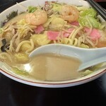 Nagasaki Kaidou - 白濁スープは、豚や魚介の出汁に炒め野菜の旨みも加わり深い味わい