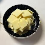 久遠チョコレート&DEMI-SEC - 料理写真:甘酸っぱいレモンとホワイトチョコにセルファンの岩塩で塩気を効かせた爽やかなチョコです。