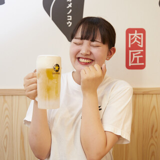 《Super cheap 190 yen per cup》 The ice-cold draft beer is the symbol of a meat bar.