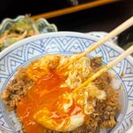 天富良 天露 - エビたっぷりの海鮮かき揚げと
養鶏所直送 濃厚半熟卵の組み合わせ～月見天丼