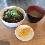 鉄板ダイニング 弘 - お得な限定ランチ： すじコン丼(小) ・ みそ汁・漬け物