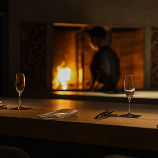 Enjoy French cuisine in a special space while watching the fire