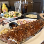 TGIフライデーズ - 奥　アボカドシュリンプサラダ（トルティア3枚付） 
            手前　FRIDAYS SIGNATURE GLAZED RIBS フルサイズ