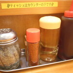 秋葉原ラーメン天神屋 - 卓上にある調味料