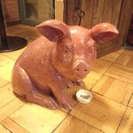 テルツィーナ - 入口にいる豚ちゃん