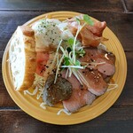 生パスタ 福田 - 自家製ローストビーフ入り パン付き前菜　ローストビーフの端のほうだったようでローストビーフのヘタ部分もありました。
            ローストビーフのヘタ部分は無いほうが見た目も食感も印象も良いのにちょっと残念