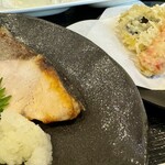 Ryoushi No Ie Meshi Eishim Maru Nagura - ブリの塩焼と野菜の天ぷら❗️