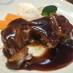 キッチン ブルー グローブ - 豚肩ローズポシェをカット