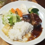 キッチン ブルー グローブ - ご飯、サラダ、お新香を乗せて、まだまだソースは残っています