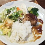 キッチン ブルー グローブ - 最後のご飯、サラダ、お新香を乗せて、ソースは残りわずか