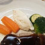 キッチン ブルー グローブ - 備え付け野菜、ポテサラのアップ