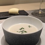 レストラン ラフィナージュ - アミューズ二品目。新玉ねぎの冷製スープ。甘くて瑞々しいスープ。