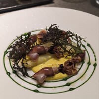 レストラン ラフィナージュ - ホワイトアスパラガスとホタルイカのコンフィ　ベアルネーズソースとバジルソース。ホワイトアスパラガスは瑞々しく、ホタルイカはムッチリ！まろやかながら酸味の効いたソースが美味しかったです。