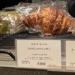 DEAN & DELUCA CAFE - 左から　抹茶レモンポピーシードロール、ラウゲンクロワッサン、メープルチェダークロワッサン