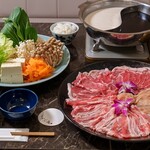Shabu An - こだわり豚骨スープ＆すき焼き出汁２色鍋　１０名様以上団体コース