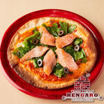 Salmone pizza with arugula and mozzarella cheese