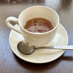バルバルキッチンアメリ - 毎度のカップコンソメスープ
      今日はいつもより脂っ気が強くて濃厚に感じた。