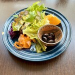 バルバルキッチンアメリ - 毎度のランチサラダ
      今日はいつもの食満豆腐の冷奴のかわりに黒豆煮。
      これが実に美味しかった！