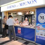 ミニヨン 博多駅店 - お父様方も、お土産ですか？