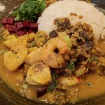 Supaisu Kare Shunkatou - ■鶏ガラ出汁カレー ・まふぐ白子・むき海老・国産むきあさり ■豚麻婆キーマ ・たけのこ・なす・チンゲン菜・椎茸 ■大阪華麗米+辛激の馬サラ