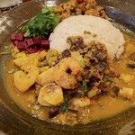 Supaisu Kare Shunkatou - ■鶏ガラ出汁カレー ・まふぐ白子・むき海老・国産むきあさり ■豚麻婆キーマ ・たけのこ・なす・チンゲン菜・椎茸 ■大阪華麗米+辛激の馬サラ