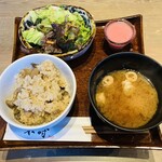 米寿 - 炊き込みご飯、味噌汁、グリーンサラダ