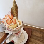 cafe days - 後ろにも花びらイチゴがありました！