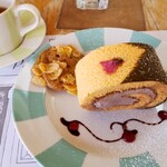 La Douce Vie - 桜のロールケーキ   コーンフレークのクッキーがついてます