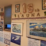 LAUNA - 2階席は、ミニタリー系が多く飾れています。反対側の壁一面にお客様の思い出写真がいっぱい