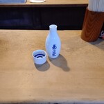 Kishidaya - 菊正宗のお燗。座るとこんな感じの店内です。