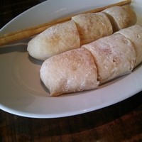 トラットリア セッテ ハイアット リージェンシー 京都 - パンとグリッシーニをオリーブオイルと岩塩で。