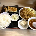 Masuda Shokudou - 味噌焼肉定食ライス大盛り無料サービス＋餃子。冷奴などのつけ添えの小鉢がサッパリしていて良き脇役。