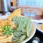 Ooshimaya - こちらが、わかめを練りこんだ麺
      ツルッとした食感です