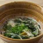 東京焼肉 一頭や - 蛤とわかめのスープ/Clam and seaweed soup
