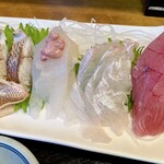 新兵衛 - 左から
      『花鯛炙り』　柔らかい身で香ばしさと皮目が美味しい
      『肝付皮はぎ』　新鮮である事が分かる食感
      『平目』　かなりの弾力があります
      『めじまぐろ』　さっぱりした赤身でカツオの様