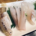 新兵衛 - 左から
      『カマス炙り』　脂が多く柔らかい食感
      『えぼ鯛』　程良い弾力がありさっぱり
      『方々』　ホウボウならではの独自の食感と風味