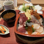 Sushi Masatei - ちらし丼ランチ　1500円、サラダ•茶碗蒸しセット300円