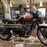 風輪里 - 店内の真ん中にカッコいいバイクが置いてあります！トライアンフのスクランブラー。