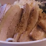 麺屋 ゆう - 2014/01 追加 ： バカブタ～横姿！