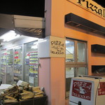 PIZZA DELICIOUS - ピザ窯で使う薪が店前に