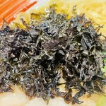無尽蔵 - 鶏ガラ塩チャーシュー麺（1,130円）
            荒磯海苔がタップリ