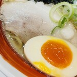 無尽蔵 - 鶏ガラ塩チャーシュー麺（1,130円）
            味玉付き