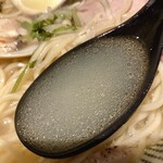 旬菜麺屋 雅流 - 煮干しと蛤の出汁がよく出た、塩味スープ