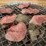 Chichibu yakini ku horumon marusuke - 七輪で焼きます